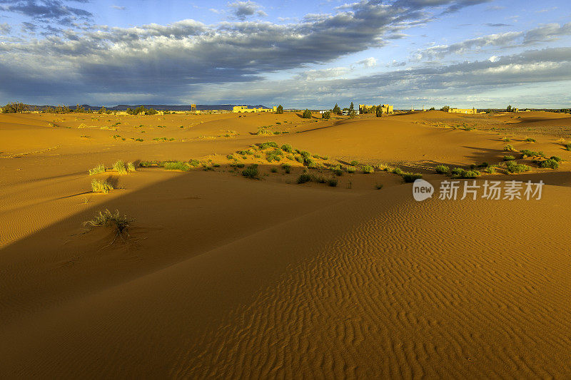 在Erg Chebbi沙漠的沙子，Merzouga，摩洛哥，北非